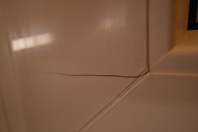 BAU.DE / BAU-Forum: 2. Bild zu Frage "Riss im T&uuml;rfl&uuml;gel Kunststoff von K&ouml;mmerling" im BAU-Forum "Fenster und Au&szlig;ent&uuml;ren"