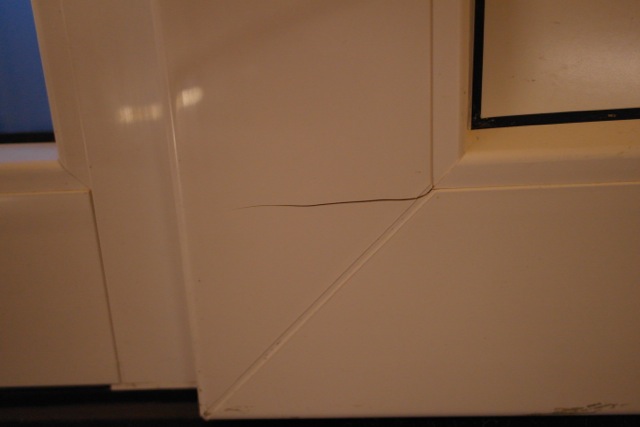 BAU.DE / BAU-Forum: 3. Bild zu Frage "Riss im T&uuml;rfl&uuml;gel Kunststoff von K&ouml;mmerling" im BAU-Forum "Fenster und Au&szlig;ent&uuml;ren"