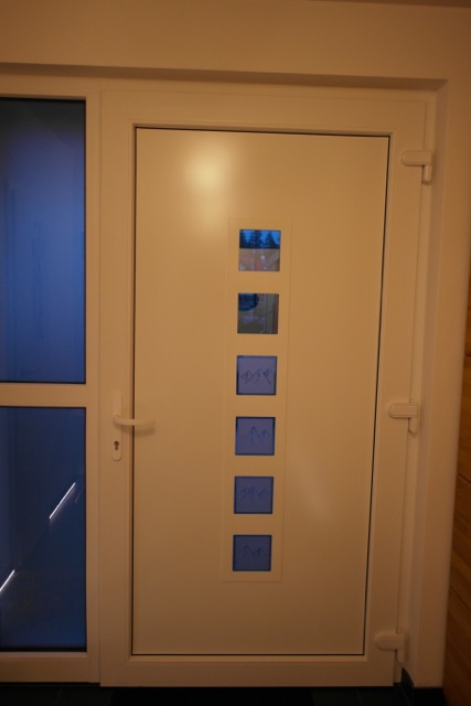 BAU.DE / BAU-Forum: 4. Bild zu Frage "Riss im T&uuml;rfl&uuml;gel Kunststoff von K&ouml;mmerling" im BAU-Forum "Fenster und Au&szlig;ent&uuml;ren"