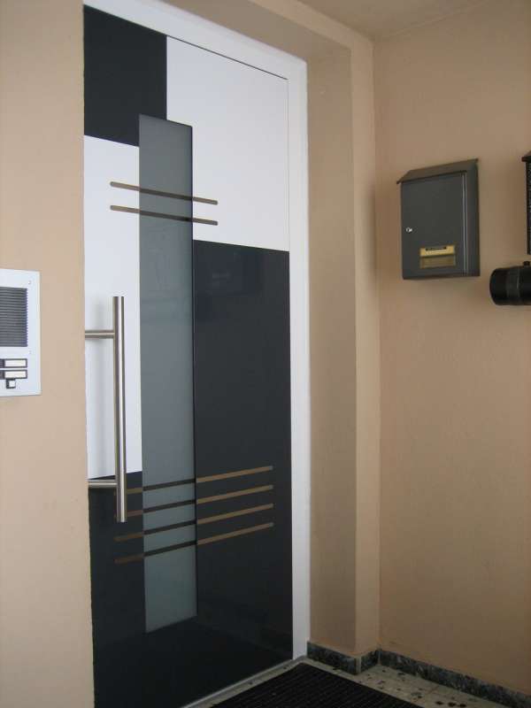 BAU.DE / BAU-Forum: 1. Bild zu Antwort "Optisch und technisch..." auf die Frage "K&ouml;mmerling Kunststofft&uuml;r: Riss im T&uuml;rfl&uuml;gel &ndash; Optischer oder technischer Mangel? Ursachen & L&ouml;sungen" im BAU-Forum "Fenster und Au&szlig;ent&uuml;ren"