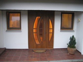 BAU.DE / BAU-Forum: 3. Bild zu Antwort "Optisch und technisch..." auf die Frage "K&ouml;mmerling Kunststofft&uuml;r: Riss im T&uuml;rfl&uuml;gel &ndash; Optischer oder technischer Mangel? Ursachen & L&ouml;sungen" im BAU-Forum "Fenster und Au&szlig;ent&uuml;ren"