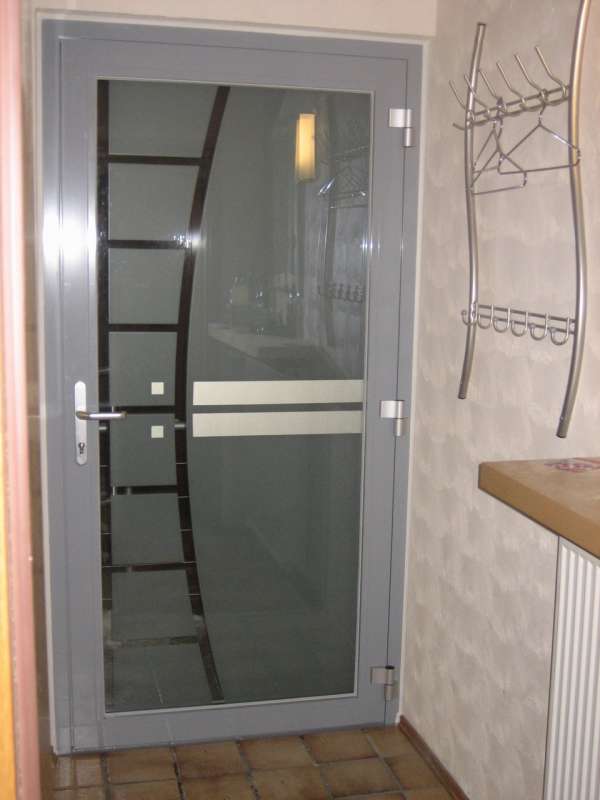 BAU.DE / BAU-Forum: 4. Bild zu Antwort "Optisch und technisch..." auf die Frage "K&ouml;mmerling Kunststofft&uuml;r: Riss im T&uuml;rfl&uuml;gel &ndash; Optischer oder technischer Mangel? Ursachen & L&ouml;sungen" im BAU-Forum "Fenster und Au&szlig;ent&uuml;ren"