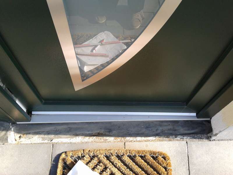 BAU.DE / BAU-Forum: 1. Bild zu Frage "Wie setze ich Fensterbank auf Dichtband?" im BAU-Forum "Fenster und Au&szlig;ent&uuml;ren"