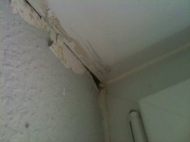 BAU.DE / BAU-Forum: 1. Bild zu Frage "Baumangel Fenster &nbsp;-&nbsp; Abdeckung Rollladenkasten teilweise offen" im BAU-Forum "Fenster und Au&szlig;ent&uuml;ren"