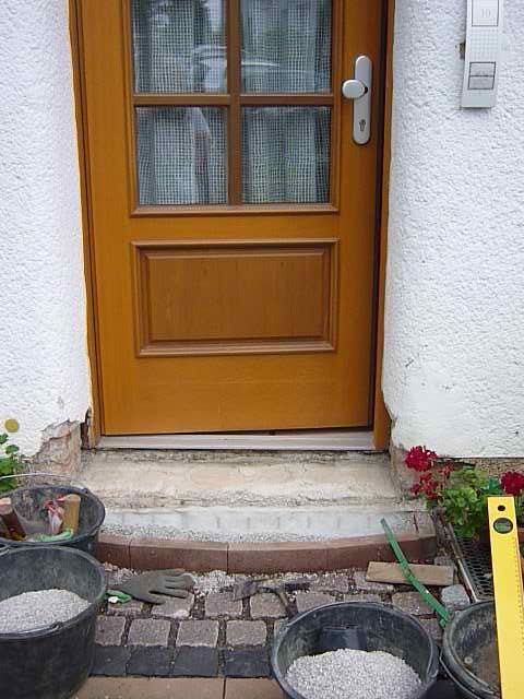 BAU.DE / BAU-Forum: 1. Bild zu Antwort "Wie Haustürschwelle abdichten?" auf die Frage "Haustürschwelle abdichten: Anleitung, Materialien & Kosten für optimale Dichtung?" im BAU-Forum "Fenster und Außentüren" BAU.DE / BAU-Forum: 1. Bild zu Antwort "Wie Haustürschwelle abdichten?" auf die Frage "Haustürschwelle abdichten: Anleitung, Materialien & Kosten für optimale Dichtung?" im BAU-Forum "Fenster und Außentüren"