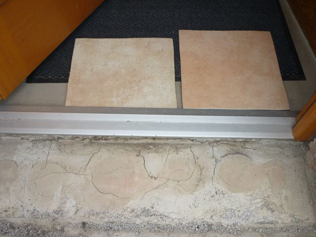 BAU.DE / BAU-Forum: 3. Bild zu Antwort "Wie Haustürschwelle abdichten?" auf die Frage "Haustürschwelle abdichten: Anleitung, Materialien & Kosten für optimale Dichtung?" im BAU-Forum "Fenster und Außentüren" BAU.DE / BAU-Forum: 3. Bild zu Antwort "Wie Haustürschwelle abdichten?" auf die Frage "Haustürschwelle abdichten: Anleitung, Materialien & Kosten für optimale Dichtung?" im BAU-Forum "Fenster und Außentüren"