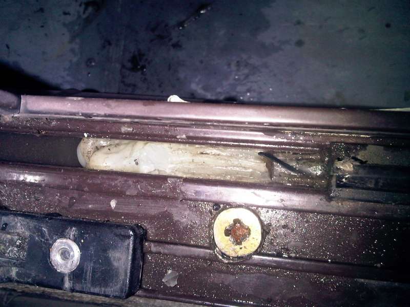 BAU.DE / BAU-Forum: 1. Bild zu Antwort "jetzt nochmal mit Bildern : o)" auf die Frage "Undichte Fenster im Altbau: Ursachen, Reparatur & Kosten für Wasserablaufschlitze?" im BAU-Forum "Fenster und Außentüren" BAU.DE / BAU-Forum: 1. Bild zu Antwort "jetzt nochmal mit Bildern : o)" auf die Frage "Undichte Fenster im Altbau: Ursachen, Reparatur & Kosten für Wasserablaufschlitze?" im BAU-Forum "Fenster und Außentüren"