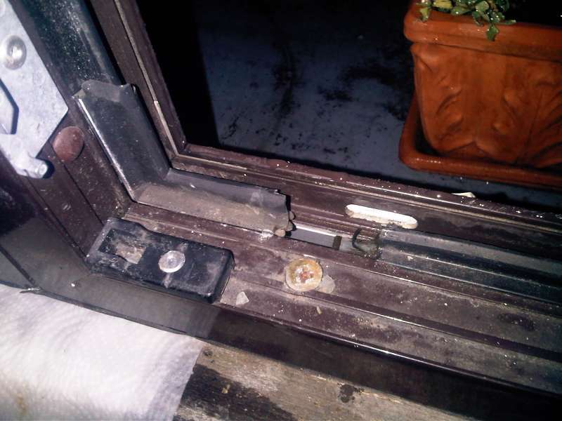 BAU.DE / BAU-Forum: 2. Bild zu Antwort "jetzt nochmal mit Bildern : o)" auf die Frage "Undichte Fenster im Altbau: Ursachen, Reparatur & Kosten für Wasserablaufschlitze?" im BAU-Forum "Fenster und Außentüren" BAU.DE / BAU-Forum: 2. Bild zu Antwort "jetzt nochmal mit Bildern : o)" auf die Frage "Undichte Fenster im Altbau: Ursachen, Reparatur & Kosten für Wasserablaufschlitze?" im BAU-Forum "Fenster und Außentüren"