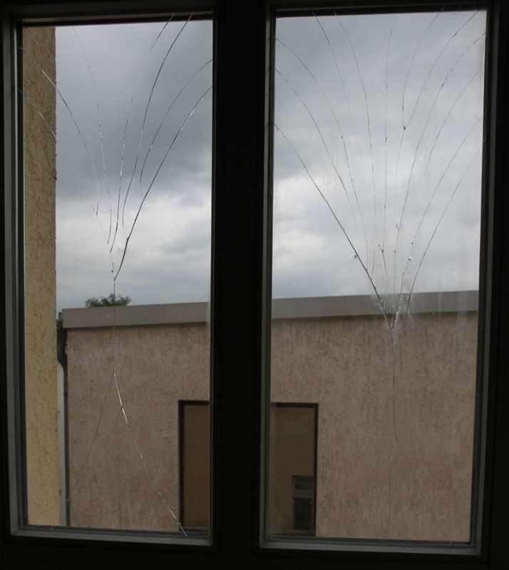 Bild zum BAU-Forumsbeitrag: Fensterscheibe Spannungsriss durch Putzmittel? im Forum Fenster und Außentüren
