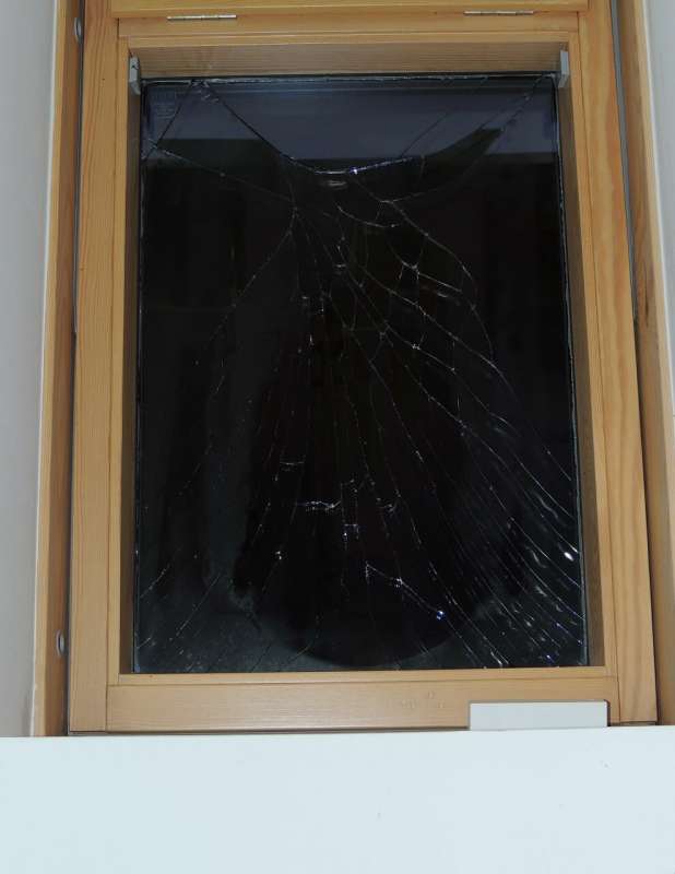 BAU.DE / BAU-Forum: 1. Bild zu Frage "Hallo, gestern ist in meiner Wohnung (Mietwohnung)..." im BAU-Forum "Fenster und Au&szlig;ent&uuml;ren"