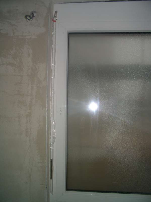 BAU.DE / BAU-Forum: 1. Bild zu Frage "Bohrl&ouml;cher an Neubau-Kunststofffenster" im BAU-Forum "Fenster und Au&szlig;ent&uuml;ren"