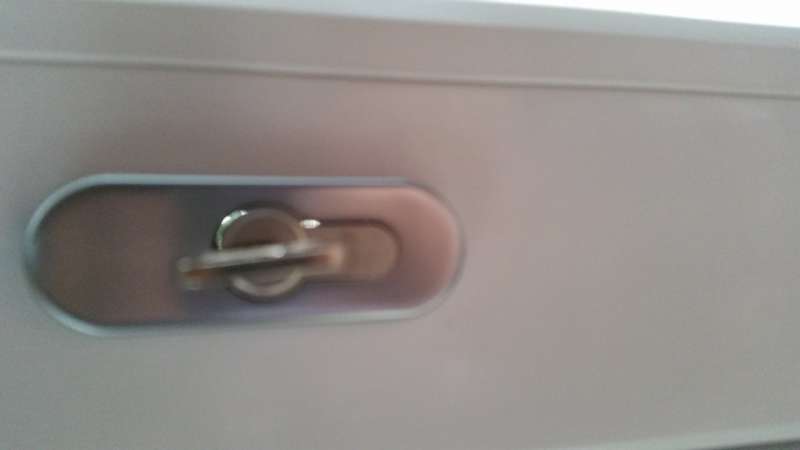 BAU.DE / BAU-Forum: 1. Bild zu Frage "PZ Schloss Ausfr&auml;sung Mangel?" im BAU-Forum "Fenster und Au&szlig;ent&uuml;ren"