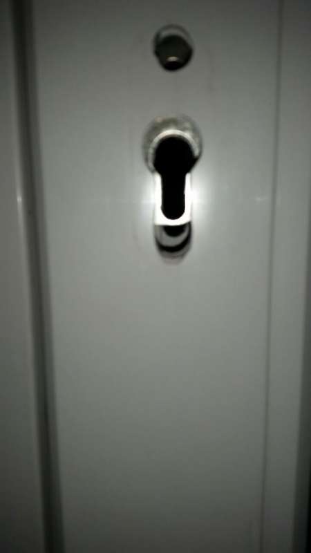 BAU.DE / BAU-Forum: 3. Bild zu Frage "PZ Schloss Ausfr&auml;sung Mangel?" im BAU-Forum "Fenster und Au&szlig;ent&uuml;ren"