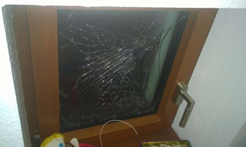 BAU.DE / BAU-Forum: 1. Bild zu Frage "Innere Scheibe gesprungen &nbsp;-&nbsp; M&ouml;gliche Ursachen?" im BAU-Forum "Fenster und Au&szlig;ent&uuml;ren"