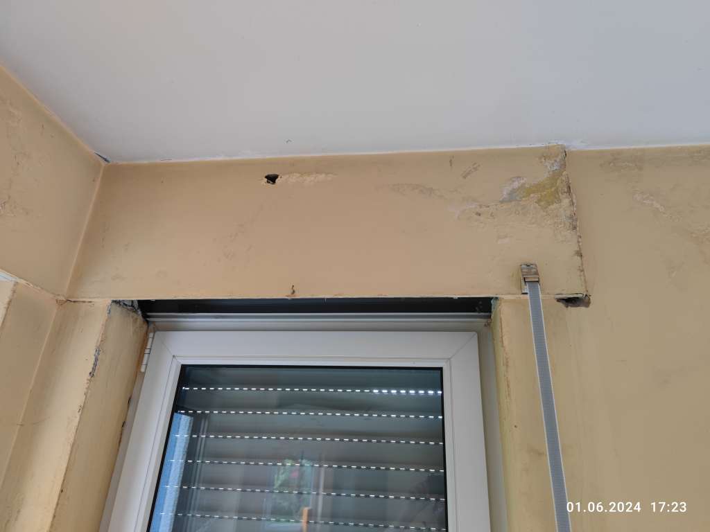 BAU.DE / BAU-Forum: 1. Bild zu Frage "Feuchteschäden Innenwand im Bereich der Rollädenkästen" im BAU-Forum "Fenster und Außentüren"