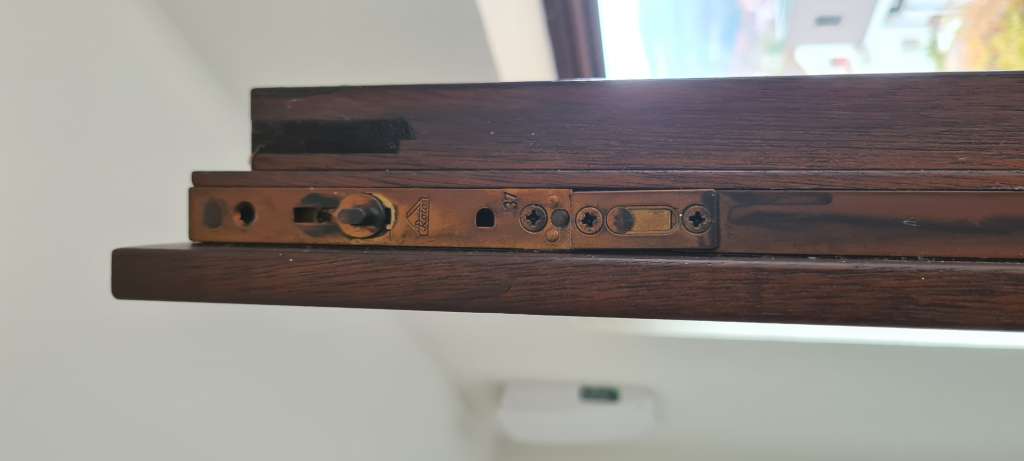 BAU.DE / BAU-Forum: 2. Bild zu Frage "Alte Holz-Roto-Fenster: Anpressdruck einstellen" im BAU-Forum "Fenster und Außentüren"