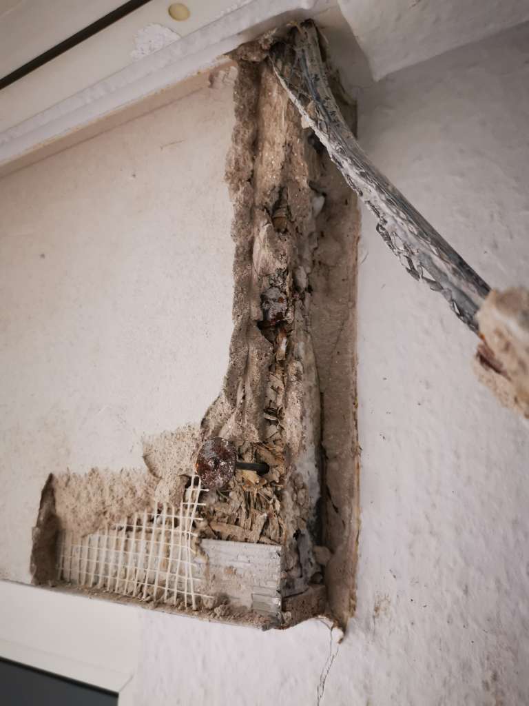 BAU-Forumsbeitrag: Eingeputzten Rollladenkasten öffnen: Wie geht das ohne Beschädigung?