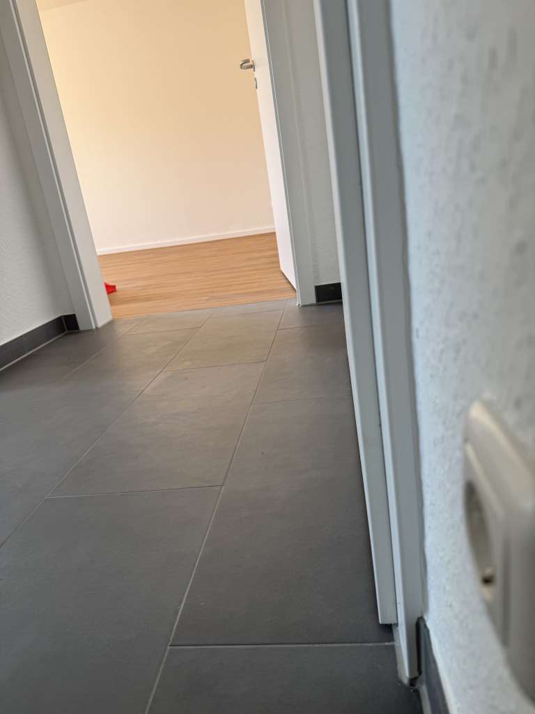 BAU.DE / BAU-Forum: 1. Bild zu Frage "T&uuml;rspalt Wohnungseingangst&uuml;r oben 6 mm: Schallschutz-Problem & Reklamation beim Vermieter?" im BAU-Forum "Fenster und Au&szlig;ent&uuml;ren"