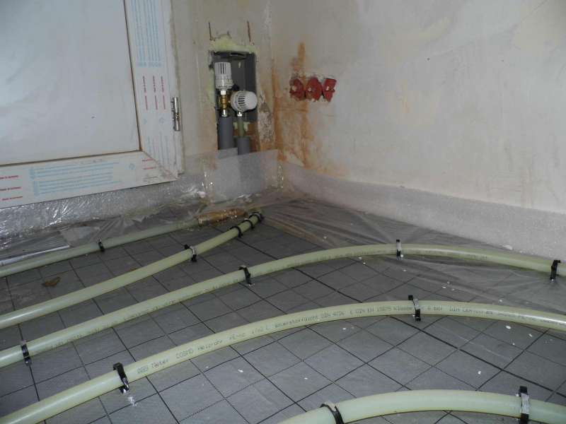 BAU.DE / Forum: 5. Bild zu Frage "Fußbodenheizung - hat der Heizungsbauer hier gemurkst?" im Forum "Fußbodenheizungen / Wandheizungen"
