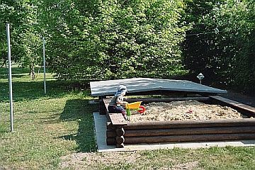 BAU.DE / BAU-Forum: 1. Bild zu Antwort "Sandkasten 3,5x3,5m: Gehwegplatten, Schalung & Rundh&ouml;lzer" auf die Frage "Gro&szlig;en Sandkasten bauen: G&uuml;nstige Umrandungsideen, Material & Anleitung f&uuml;r 3,5x3,5m?" im BAU-Forum "Rund um den Garten"