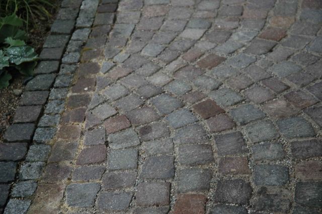 BAU.DE / BAU-Forum: 2. Bild zu Antwort "Porphyr Terrasse: Fugen reparieren ohne Neuverlegung" auf die Frage "Porphyr Pflastersteine: Fugenprobleme auf Terrasse lösen – Ursachen & Lösungen?" im BAU-Forum "Rund um den Garten" BAU.DE / BAU-Forum: 2. Bild zu Antwort "Porphyr Terrasse: Fugen reparieren ohne Neuverlegung" auf die Frage "Porphyr Pflastersteine: Fugenprobleme auf Terrasse lösen – Ursachen & Lösungen?" im BAU-Forum "Rund um den Garten"