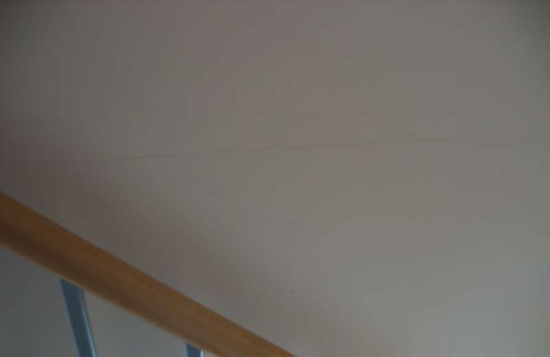 BAU.DE / BAU-Forum: 1. Bild zu Antwort "Putzrisse im Neubau &ndash; Bilder zur Schadensanalyse im OG" auf die Frage "Putzrisse im Neubau: Ursachen, Risiken & Sanierungskosten nach 5 Jahren?" im BAU-Forum "Innenw&auml;nde"