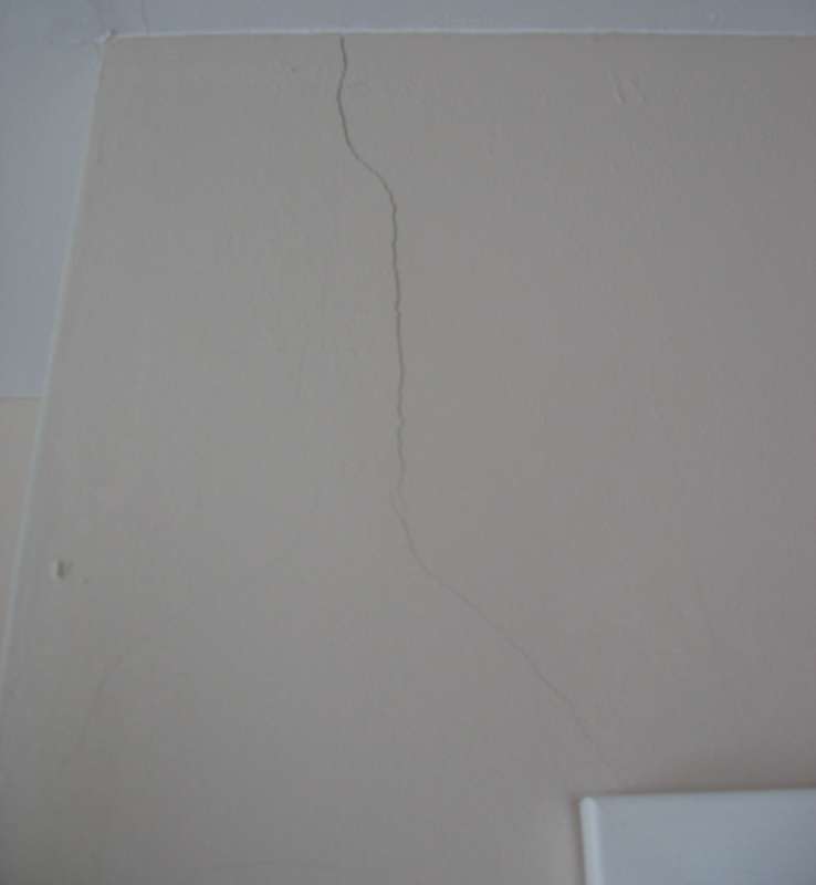 BAU.DE / BAU-Forum: 3. Bild zu Antwort "Putzrisse im Neubau &ndash; Bilder zur Schadensanalyse im OG" auf die Frage "Putzrisse im Neubau: Ursachen, Risiken & Sanierungskosten nach 5 Jahren?" im BAU-Forum "Innenw&auml;nde"