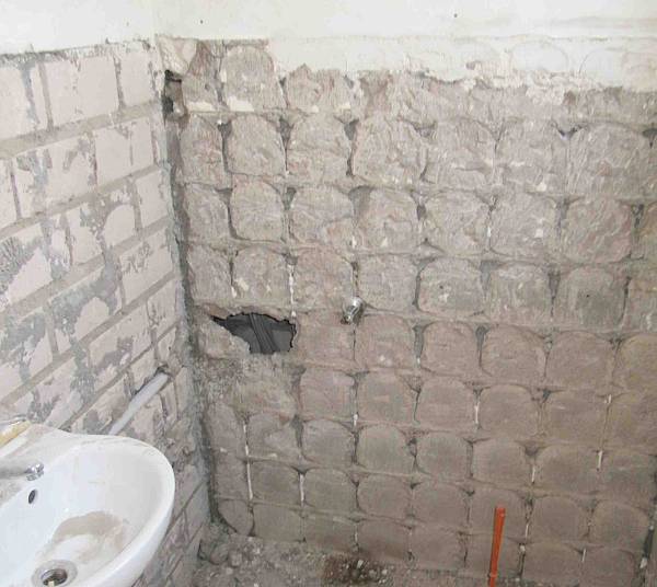 BAU.DE / BAU-Forum: 1. Bild zu Frage "L&ouml;cher in verputzter Schamottwand schlie&szlig;en: Anleitung, Materialien & Befestigung" im BAU-Forum "Innenw&auml;nde"