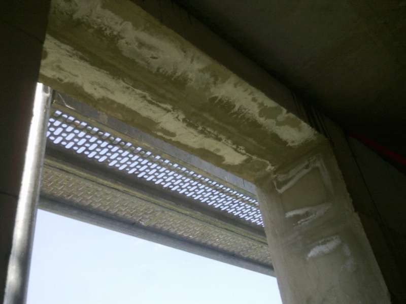 BAU.DE / BAU-Forum: 1. Bild zu Frage "Feuchtigkeit / Ausblühungen Fensterlaibung (Rohbau!)" im BAU-Forum "Innenwände"