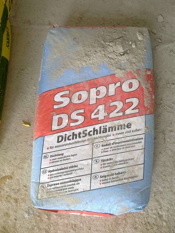 BAU.DE / BAU-Forum: 2. Bild zu Frage "Feuchtigkeit Fensterlaibung Rohbau: Ursachen, Ausbl&uuml;hungen & Sanierung?" im BAU-Forum "Innenw&auml;nde"