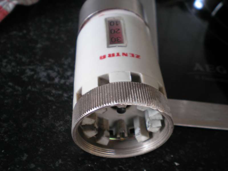 BAU.DE / BAU-Forum: 2. Bild zu Frage "Heizk&ouml;rperventil Adapter 40mm Au&szlig;engewinde finden: Zentra-Ventil auf Energiesparregler?" im BAU-Forum "Installation: Elektro, Gas, Wasser, Fernw&auml;rme etc."