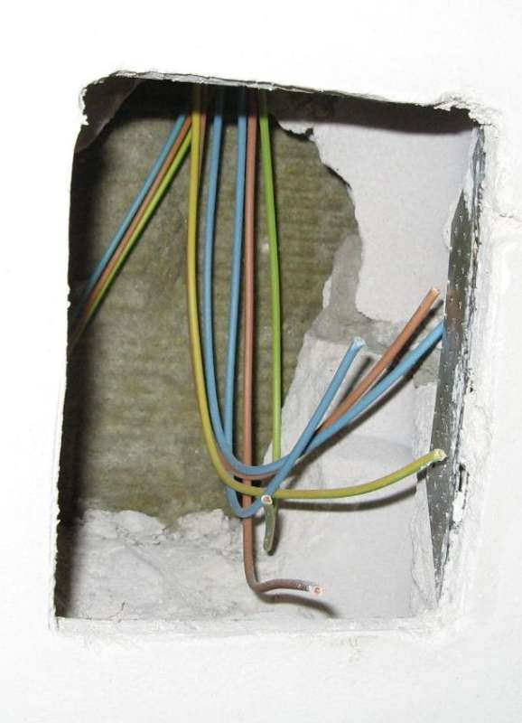 BAU.DE / BAU-Forum: 1. Bild zu Frage "Geb&auml;udetrennwand besch&auml;digt: Elektriker-Fehler im Neubau &ndash; Schallschutz & Rechte?" im BAU-Forum "Installation: Elektro, Gas, Wasser, Fernw&auml;rme etc."