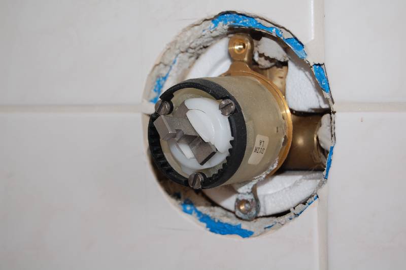 BAU.DE / BAU-Forum: 1. Bild zu Frage "Ideal Standard Ceramix (1997) Blende & Hebel finden: Wo Brausearmatur-Ersatzteile kaufen?" im BAU-Forum "Installation: Elektro, Gas, Wasser, Fernw&auml;rme etc."