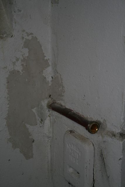 BAU.DE / BAU-Forum: 1. Bild zu Antwort "noch ein Bild von innen" auf die Frage "Kabuflex & PN20 Wasserrohr durch Kellerwand: Korrekte Durchf&uuml;hrung, Abdichtung & Risiken?" im BAU-Forum "Keller"