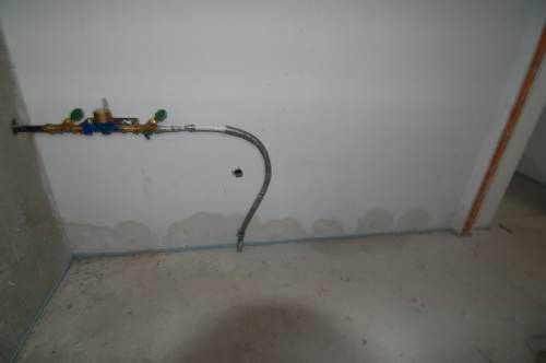 BAU.DE / BAU-Forum: 1. Bild zu Frage "Feuchte Wand am Sockelbereich im Keller" im BAU-Forum "Keller"