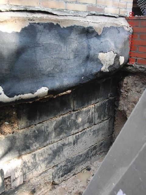 BAU.DE / BAU-Forum: 1. Bild zu Frage "Kellerwand wie sanieren Baujahr 1960" im BAU-Forum "Keller"