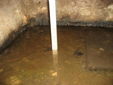 BAU.DE / BAU-Forum: 2. Bild zu Frage "Stra&szlig;ensanierung mit Pflastersteinen, jetzt Wasser im Keller" im BAU-Forum "Keller"