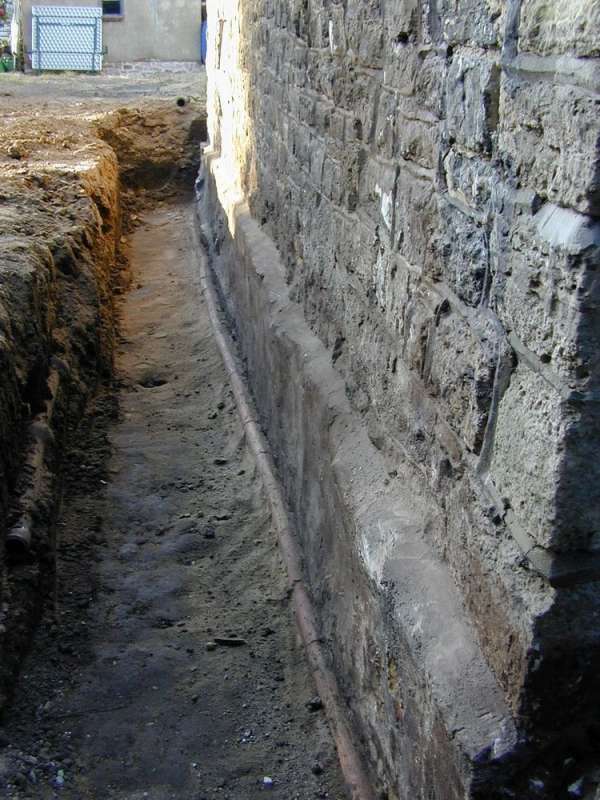 BAU.DE / BAU-Forum: 1. Bild zu Antwort "nun mit Bildern" auf die Frage "Bruchsteinsockel abdichten oder offen lassen? Ziegelkante sanieren &ndash; Kosten & Risiken" im BAU-Forum "Keller"