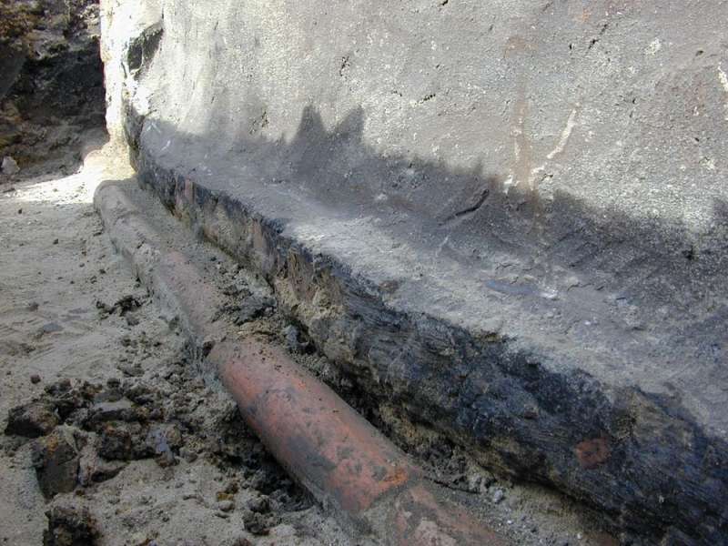 BAU.DE / BAU-Forum: 2. Bild zu Antwort "nun mit Bildern" auf die Frage "Bruchsteinsockel abdichten oder offen lassen? Ziegelkante sanieren &ndash; Kosten & Risiken" im BAU-Forum "Keller"