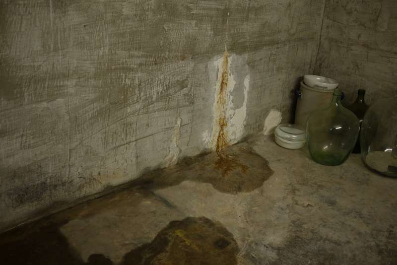 BAU.DE / BAU-Forum: 1. Bild zu Frage "Wasser sickert durch Risse in der Kellerwand in den Keller" im BAU-Forum "Keller"