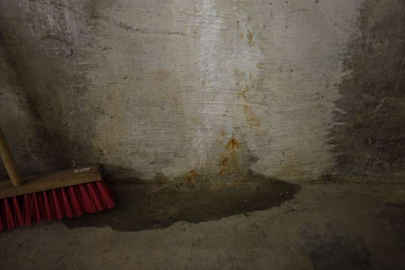 BAU.DE / BAU-Forum: 2. Bild zu Frage "Wasser sickert durch Risse in der Kellerwand in den Keller" im BAU-Forum "Keller"