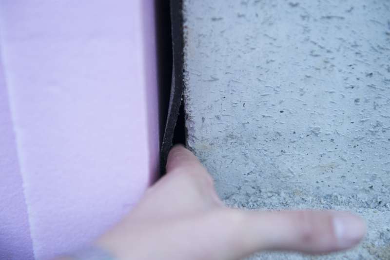 BAU.DE / BAU-Forum: 1. Bild zu Frage "Bitumen Bahn zwischen Fundament und Platte löst sich" im BAU-Forum "Keller" BAU.DE / BAU-Forum: 1. Bild zu Frage "Bitumen Bahn zwischen Fundament und Platte löst sich" im BAU-Forum "Keller"