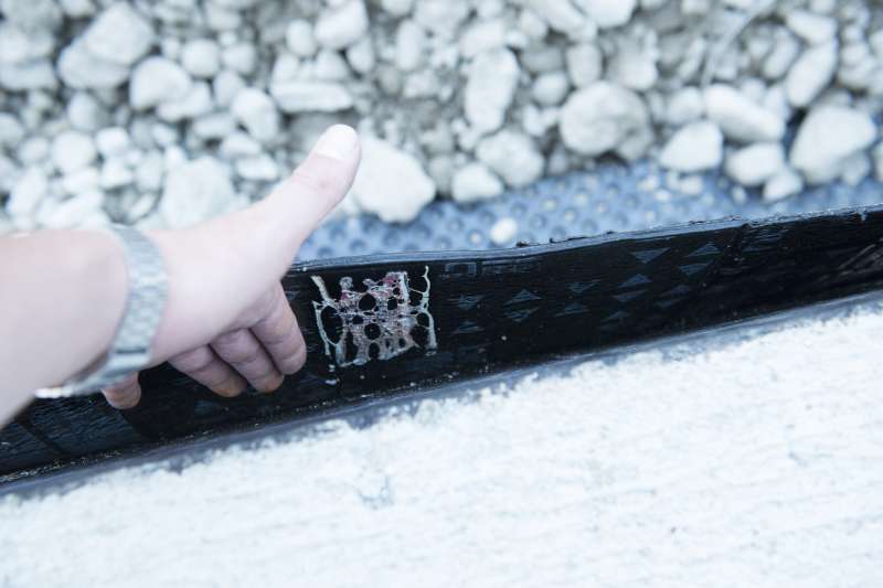 BAU.DE / BAU-Forum: 2. Bild zu Frage "Bitumen Bahn zwischen Fundament und Platte löst sich" im BAU-Forum "Keller" BAU.DE / BAU-Forum: 2. Bild zu Frage "Bitumen Bahn zwischen Fundament und Platte löst sich" im BAU-Forum "Keller"