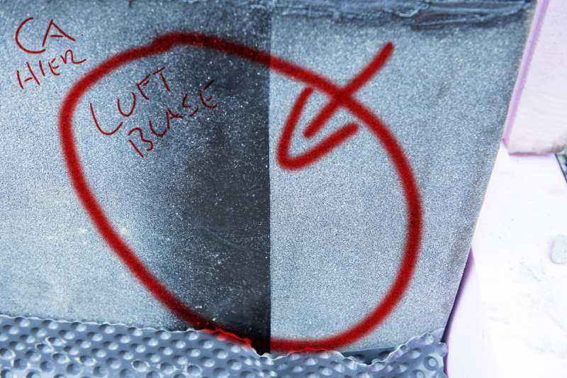 BAU.DE / BAU-Forum: 3. Bild zu Frage "Bitumen Bahn zwischen Fundament und Platte löst sich" im BAU-Forum "Keller" BAU.DE / BAU-Forum: 3. Bild zu Frage "Bitumen Bahn zwischen Fundament und Platte löst sich" im BAU-Forum "Keller"