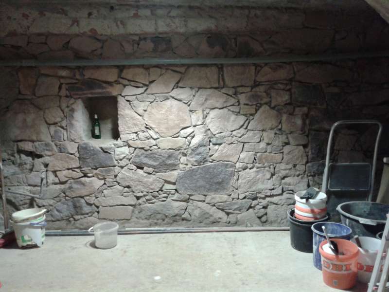 BAU.DE / BAU-Forum: 1. Bild zu Antwort "Jetzt gestrahlt" auf die Frage "Porphyrsteinwand reinigen: Putzreste entfernen &ndash; Werkzeuge, Methoden & Zementschleierentferner?" im BAU-Forum "Keller"