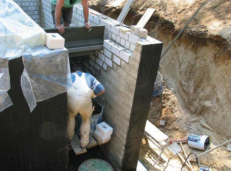 BAU.DE / BAU-Forum: 2. Bild zu Frage "Kellerau&szlig;enwand starke Feuchtigkeit im unteren Bereich &nbsp;-&nbsp; die restlichen Innenw&auml;nde zeigen ebenfalls Feuchtigkeitsspuren &nbsp;-&nbsp; doch weniger intensiv" im BAU-Forum "Keller"