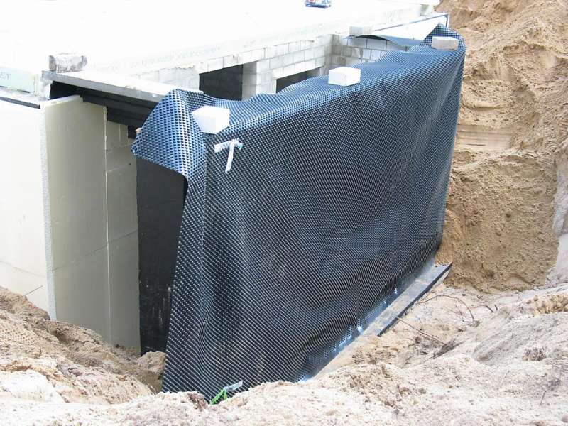 BAU.DE / BAU-Forum: 4. Bild zu Frage "Kellerau&szlig;enwand starke Feuchtigkeit im unteren Bereich &nbsp;-&nbsp; die restlichen Innenw&auml;nde zeigen ebenfalls Feuchtigkeitsspuren &nbsp;-&nbsp; doch weniger intensiv" im BAU-Forum "Keller"