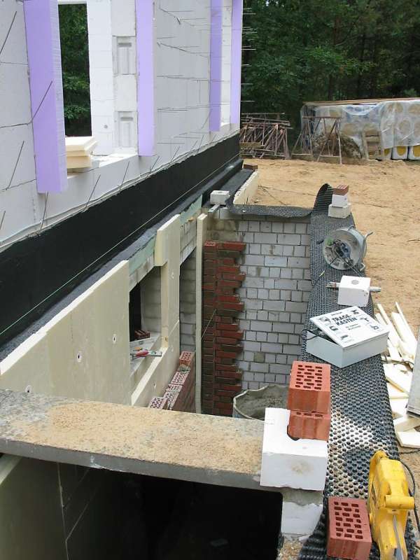 BAU.DE / BAU-Forum: 5. Bild zu Frage "Kellerau&szlig;enwand starke Feuchtigkeit im unteren Bereich &nbsp;-&nbsp; die restlichen Innenw&auml;nde zeigen ebenfalls Feuchtigkeitsspuren &nbsp;-&nbsp; doch weniger intensiv" im BAU-Forum "Keller"