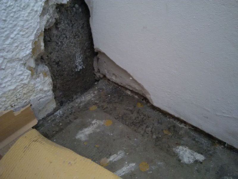 Bild zum BAU-Forumsbeitrag: Feuchtigkeit im Keller / Ecke zur anderen Doppelhaushälfte und Garten / Wasser von unten? im Forum Keller