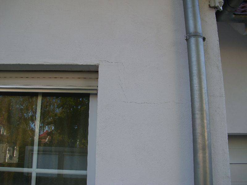 BAU.DE / BAU-Forum: 1. Bild zu Frage "Risse im Au&szlig;enputz: Ursachen, Sanierung & Kosten &ndash; Was tun bei Fassadenrissen?" im BAU-Forum "Neubau"